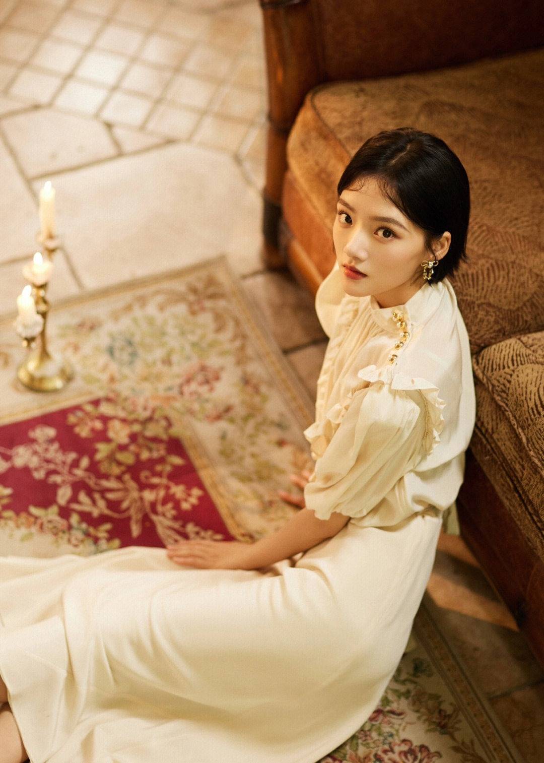 任敏越来越会打扮了,一身复古白裙优雅温柔,贵气典雅_时尚_白色_大气