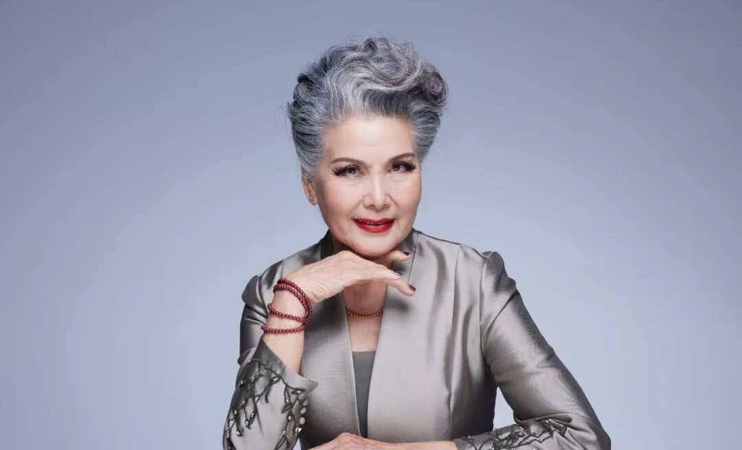 爱擦口红,爱擦口红,优雅女王_奶奶_年龄_时候