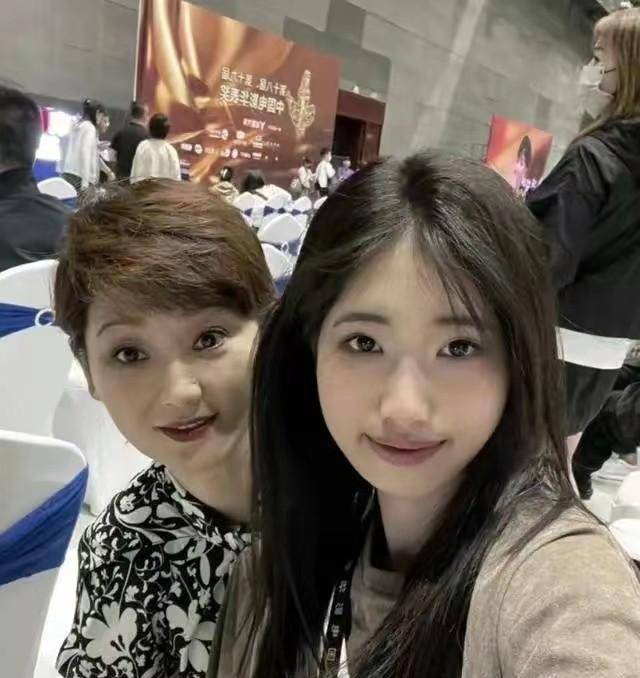 冯小刚养女晒美照,17岁徐朵女大十八变,身材高挑难掩美貌_徐帆_女儿