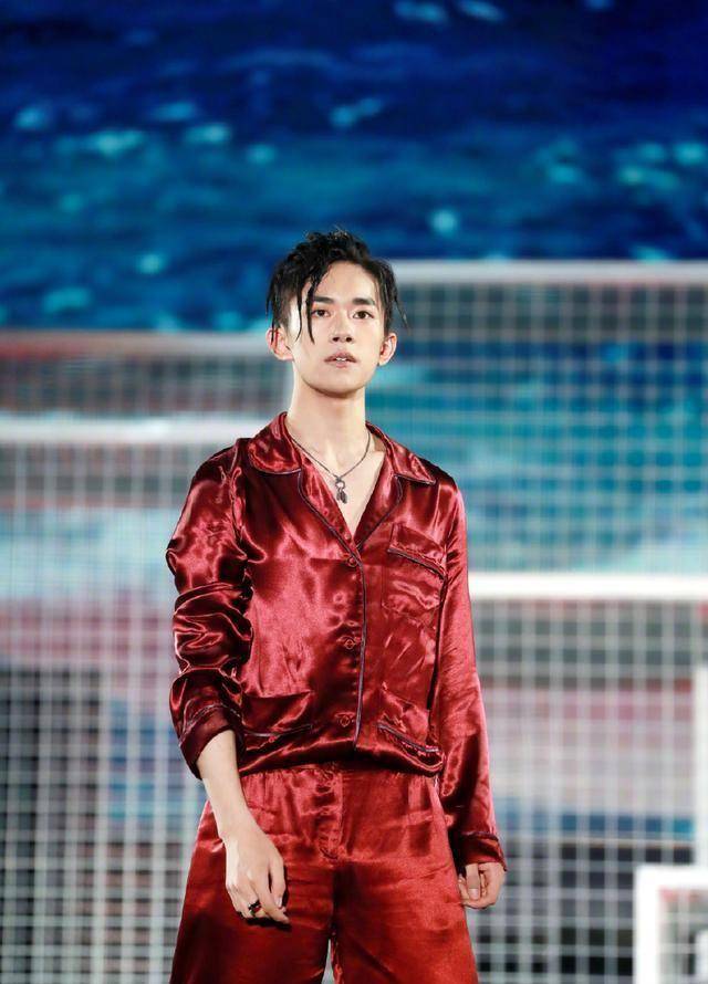 tfboys新式拍照法:王源不给正脸,千玺爱涂鸦,王俊凯更调皮_时候