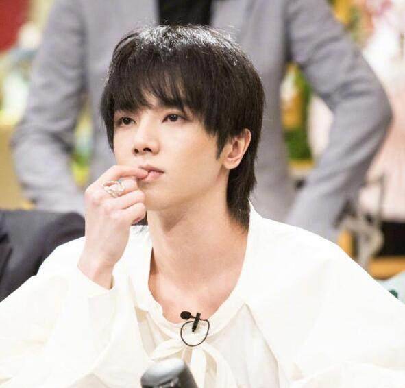 张艺兴的"绅士手"out了,看看华晨宇,怪不得都说他很"娘"!