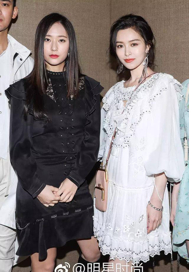 郑秀晶最新生图,胖就算了但腿型真一般,网友:比工作人员还粗短_崔雪莉