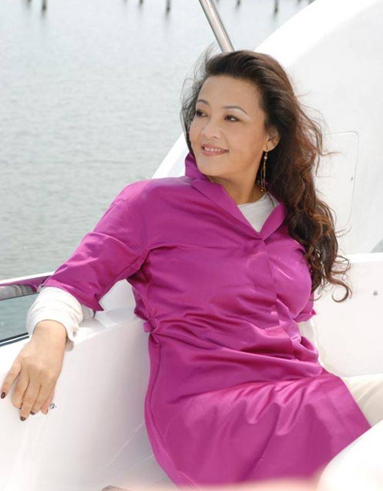张兰是我见过最"贵气"的女人:烫卷发,戴珠宝,穿搭优雅显富态_显得