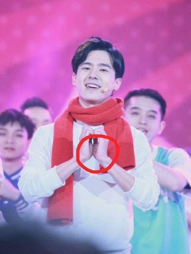 登台献唱比心手势露小抄,被当场抓包的明星还有他们_弟弟_周董_周杰伦