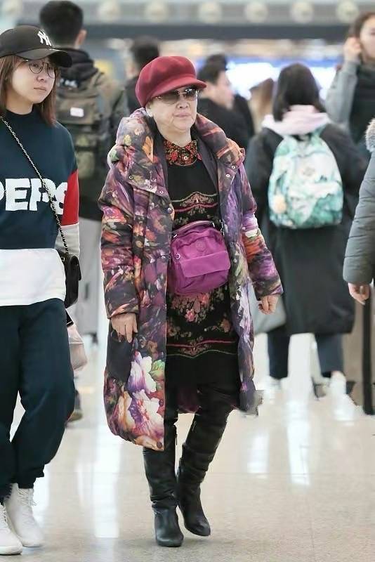 李谷一摘掉假发太真实,穿花棉袄带针织帽像农家奶奶,差点认不出_印花