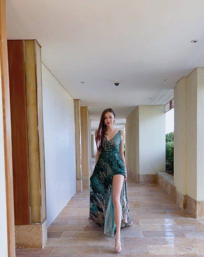 模特大赛冠军林琳奇晒写真,身穿花色拖地长裙,展现妩媚动人身姿_照片