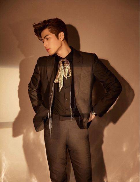 风尚大赏真有型,许魏洲镂空蕾丝套装尽显张扬_风格_造型_细节