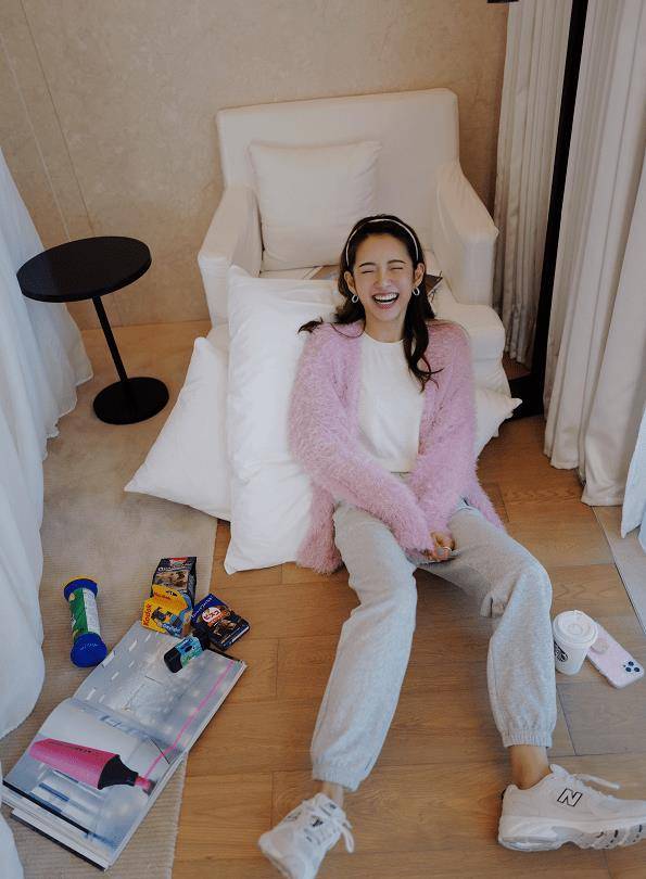 陈赫真会挑媳妇,张子萱穿背心配超短裤,37岁看起来像17岁_造型_身材