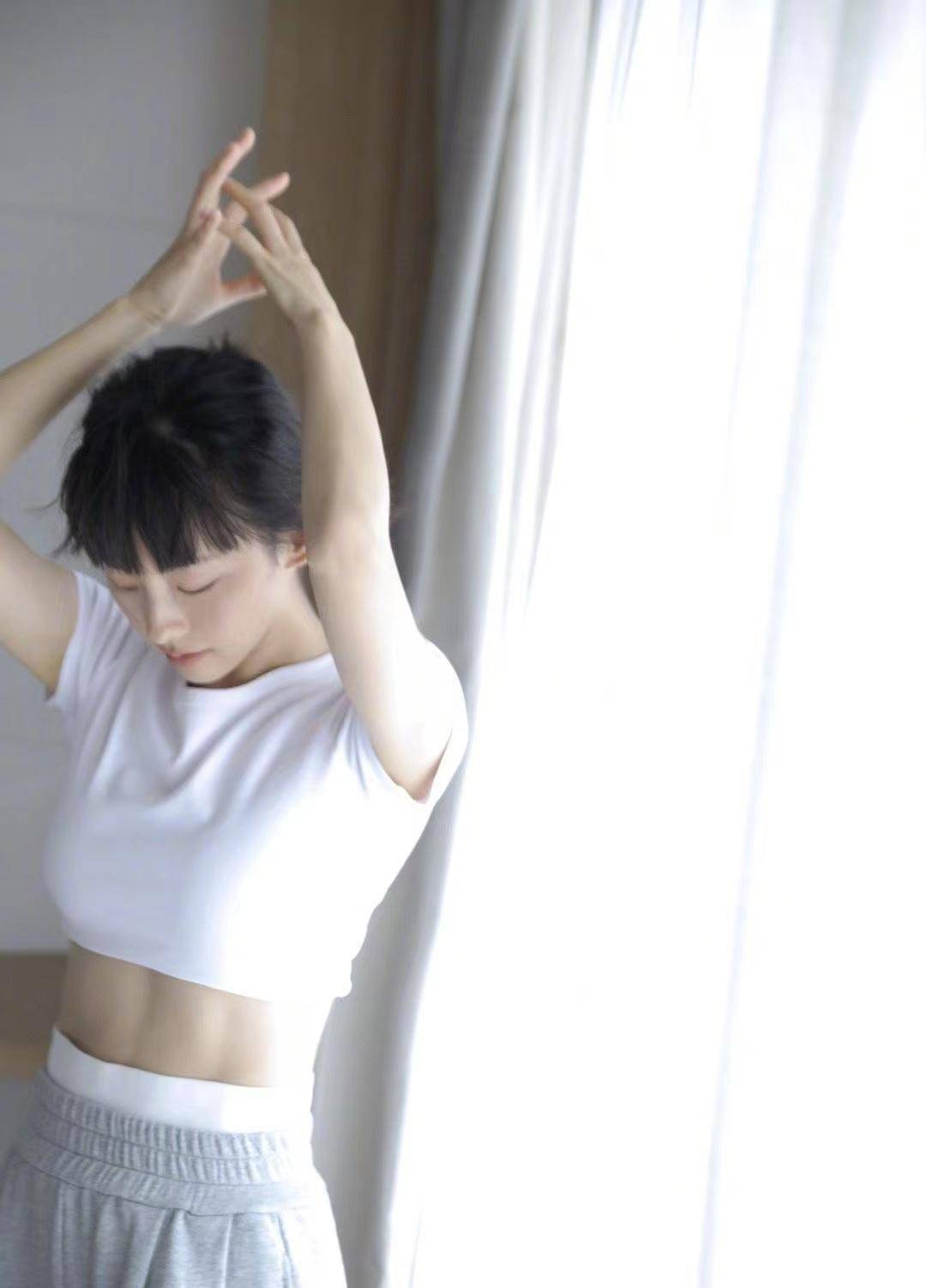 张嘉倪早秋写真拍摄白色短袖露腰运动裤,少女感十足_时尚_休闲_的比例