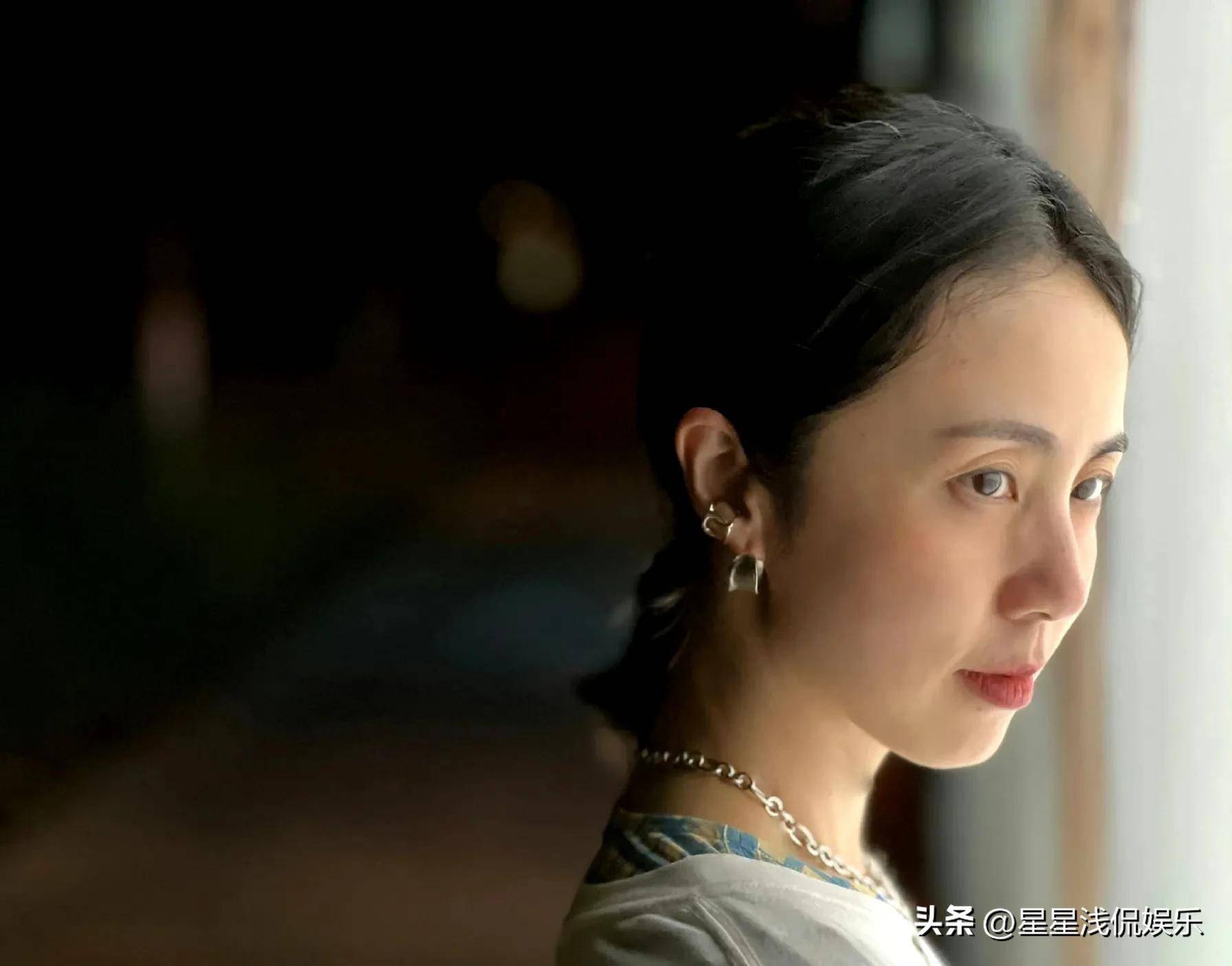 46岁孙莉晒侧颜照,自嘲皱纹白发一样没少,被夸自然老去也很美_多多_生