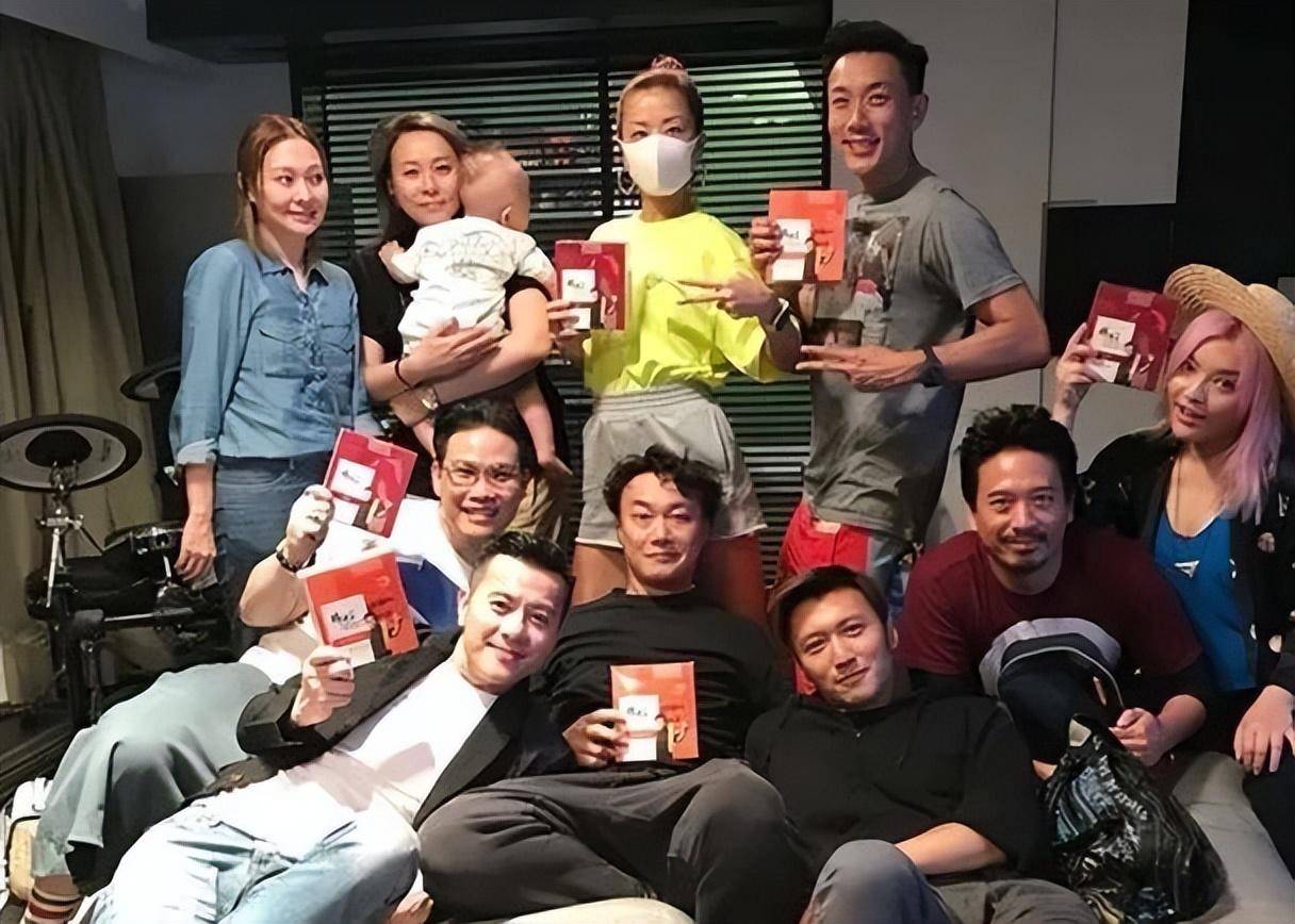 刘浩龙街头卖唱无人识,十元一首仍无人问津,容祖儿为其痴情6年_武汉