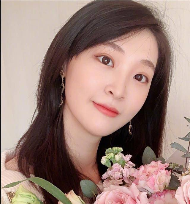 惠若琪抱女儿赏花,祖孙三代出游,张常宁骑老公背上,比心秀恩爱_个人