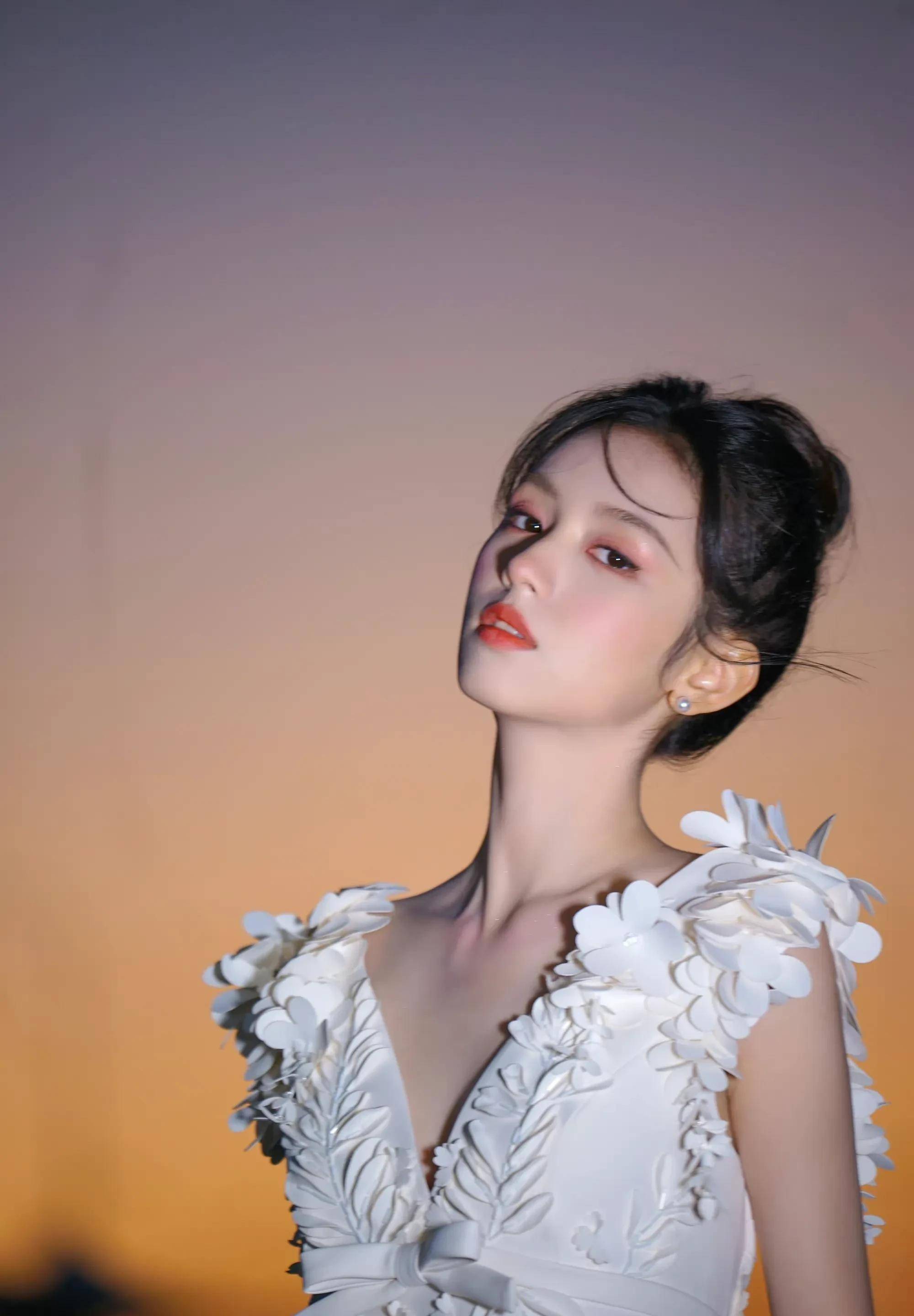 95小花颜知拍最美周也活动,活泼灵动美丽迷人_白色_品牌_锁骨