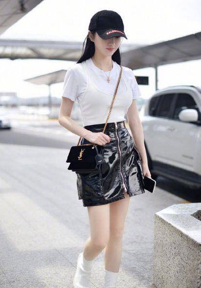 景甜不愧是人间富贵花,t恤加背心明显多一件,却意外穿出时尚感_显得