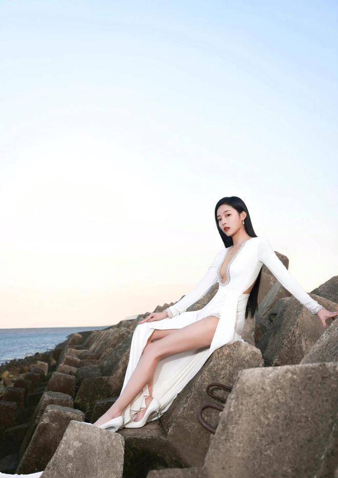 名人写真:孙芮深v高开叉长裙时尚美女海边拍摄,高跟鞋美腿让人心动