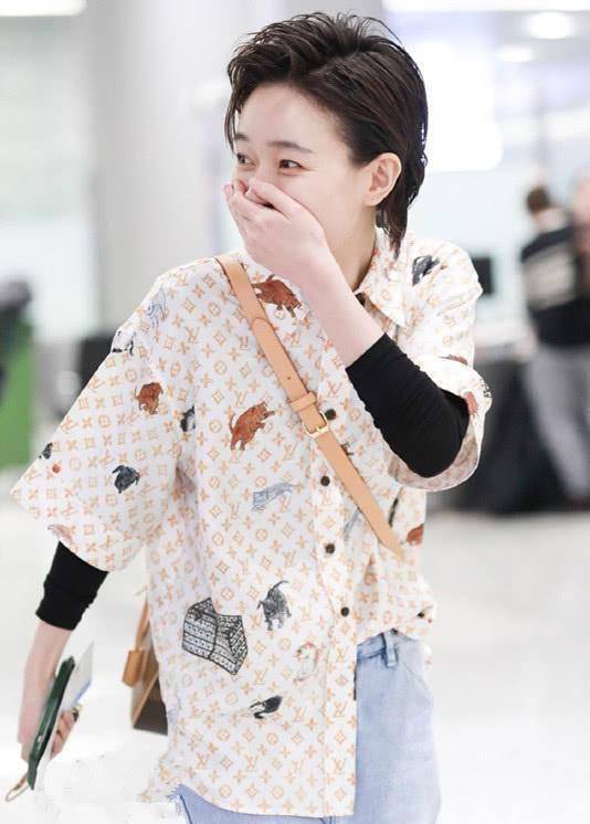 焦俊艳帅气出行,印花衬衫搭复古牛仔裤,女孩子酷一点也好看!