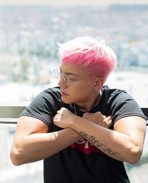 陈伟霆:头发染橙色,整体造型"撞脸"90版《封神榜》中的雷震子_什么