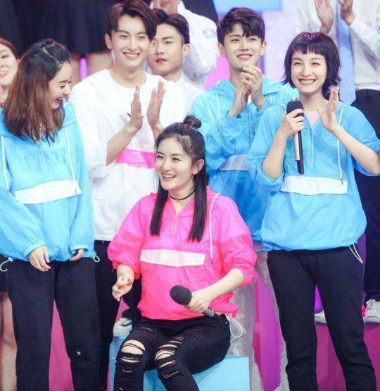 任嘉伦发表出妻子孩子的照片,与赵丽颖有同台照!