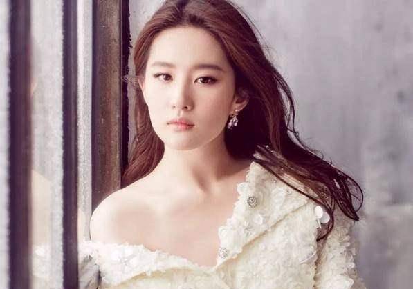 刘亦菲和古力娜扎同登杂志封面,时尚与优雅的碰撞谁是更美?