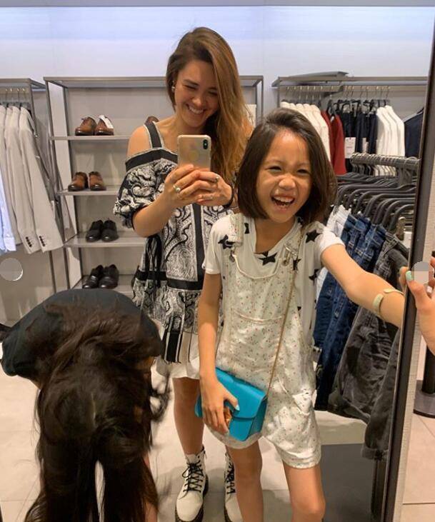 钟丽缇仨女儿同框,搞怪嘟嘴一个比一个抢镜,三姐妹感情超好