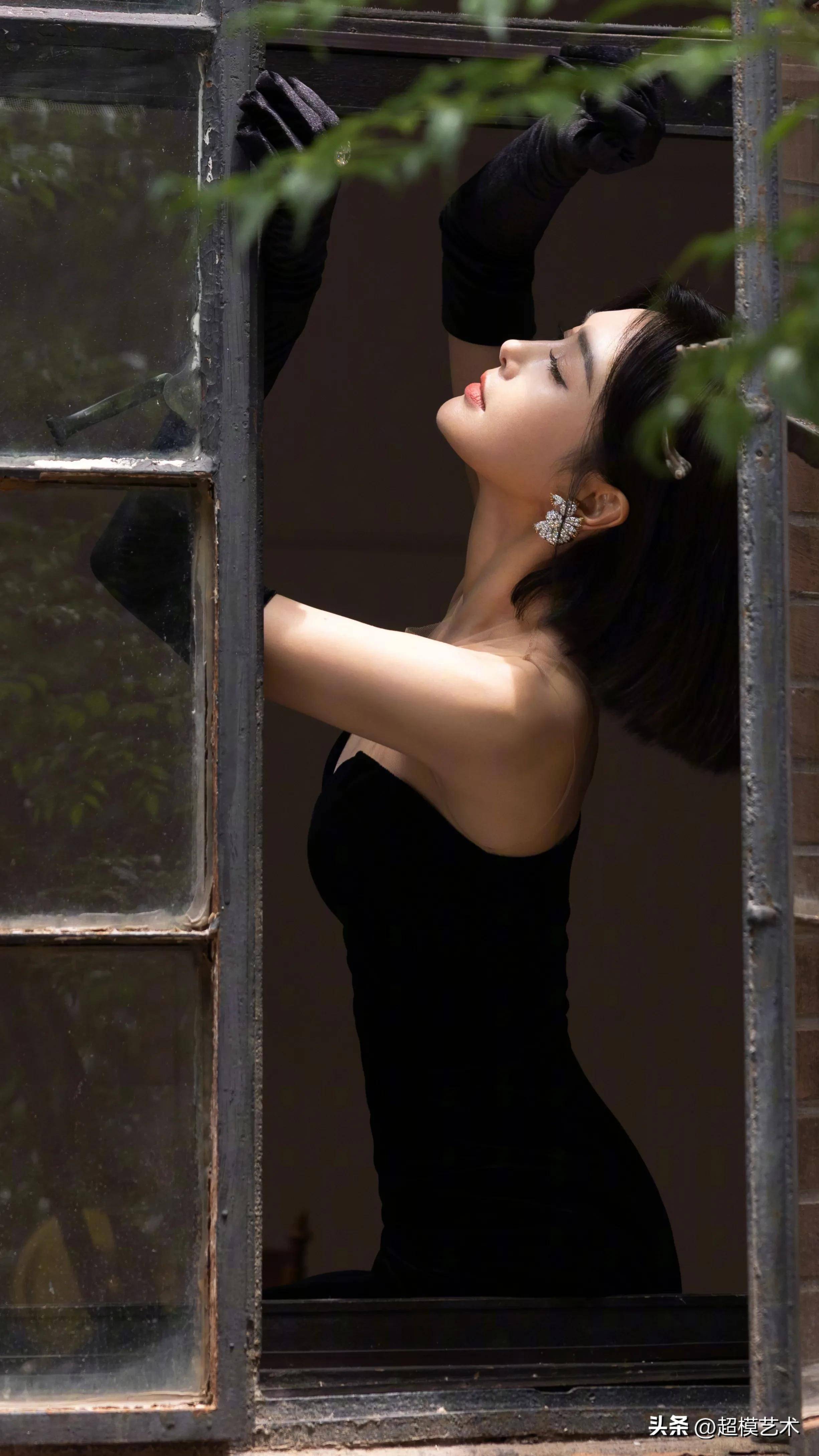 秦岚时尚写真壁纸黑色中空连衣裙,梦境中走出的黑天鹅_魅力_成为了