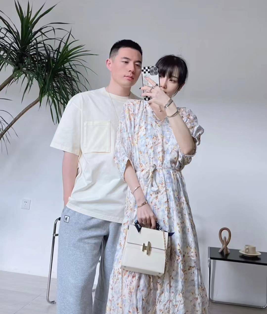 高晓松前妻夕又米生二胎,宝宝黑发浓密很健康,二婚老公高大帅气_一家
