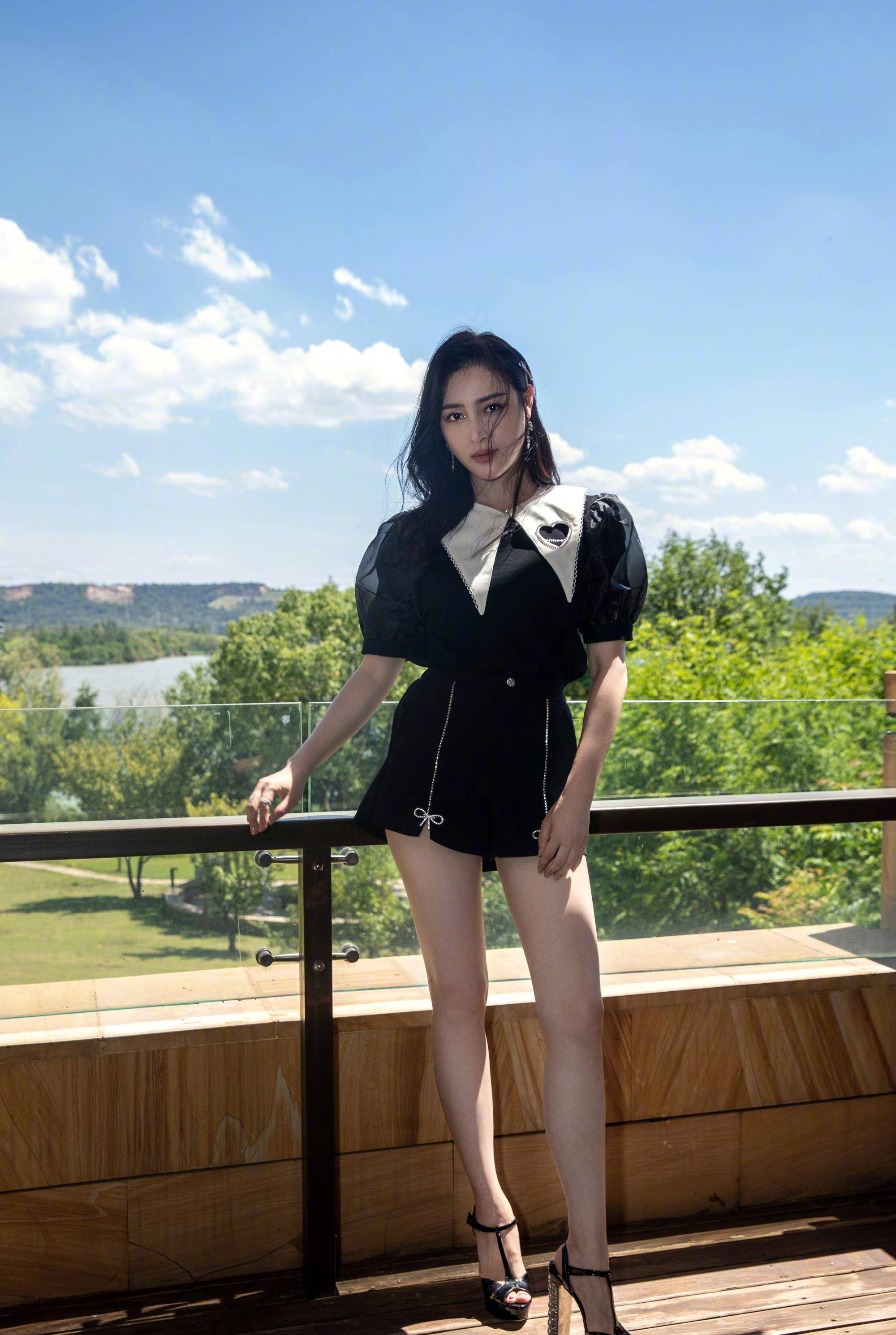 女星甘婷婷发布最新写真,一身黑西装展现美腿,展现迷人一面