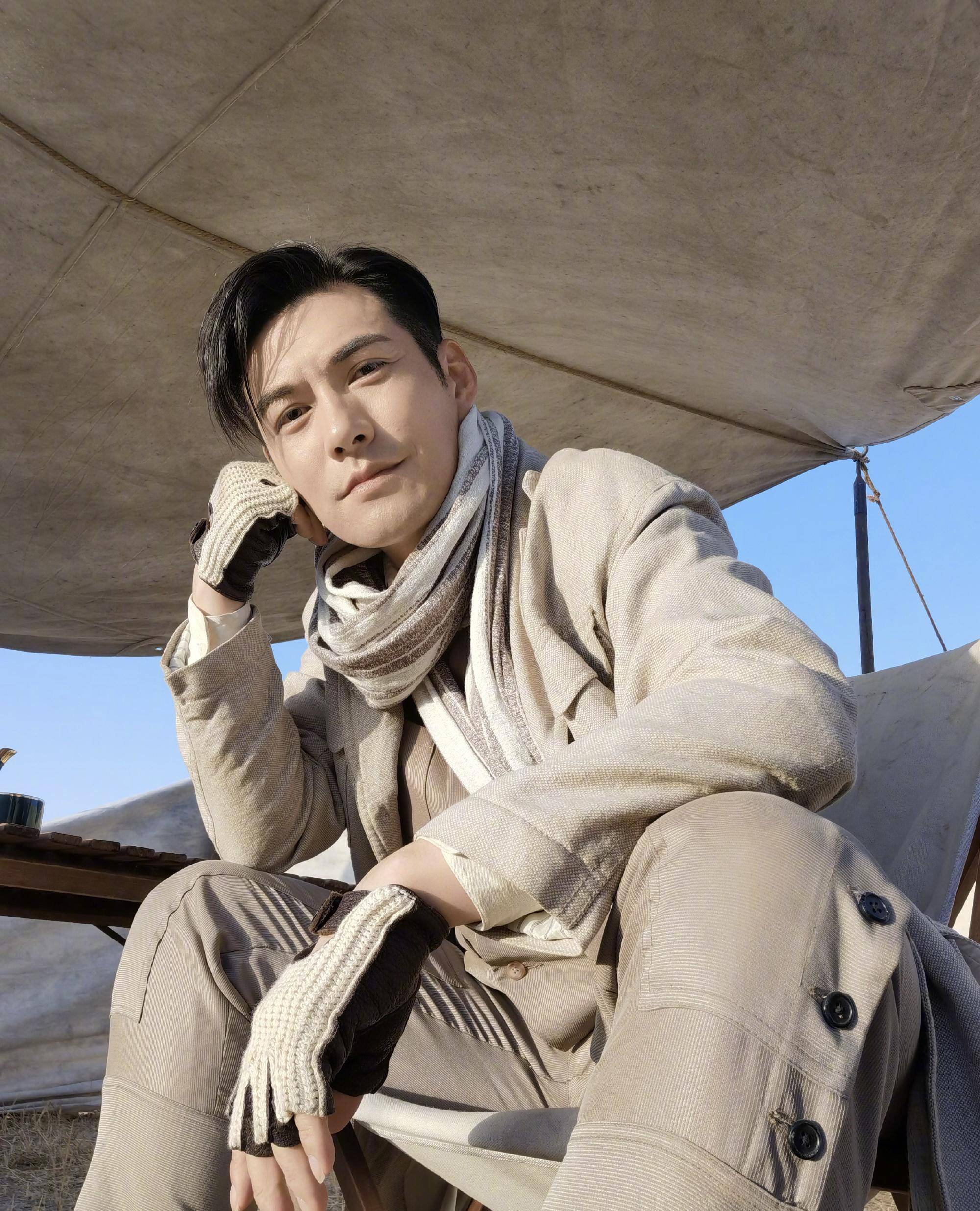 严屹宽夫妇看秀同框王琳,白色西装打扮精致,妻子亮面裙抢眼_时尚_魅力