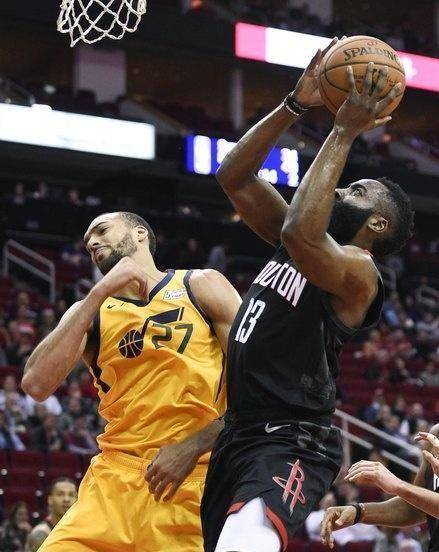 哈登关键球的确走步了,但除此之外,你真的黑不动他了_火箭_卢比奥