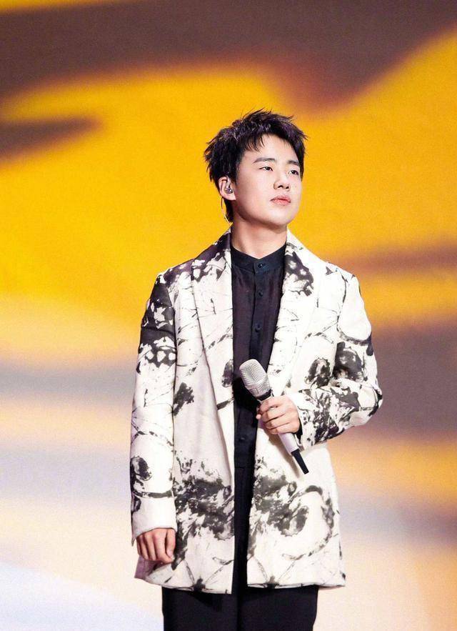 华晨宇郭麒麟selina相继曝出恋爱消息,只有selina最爽快_恋情_回应