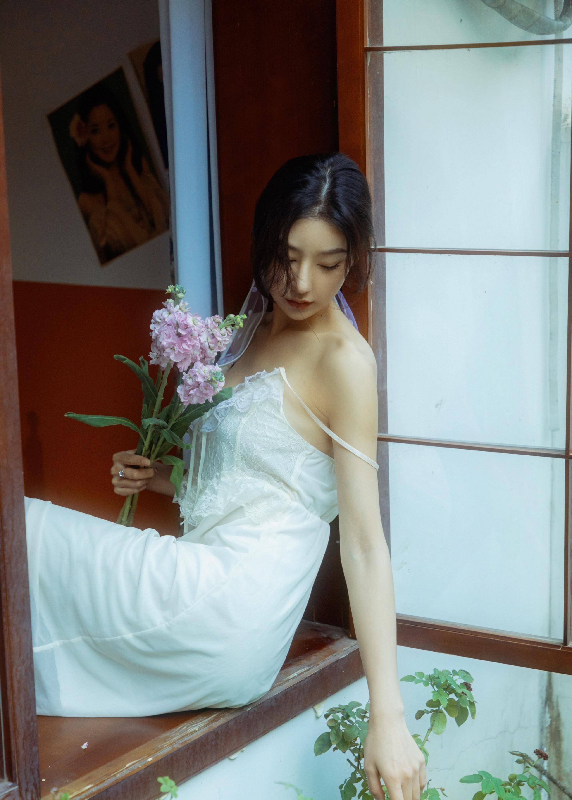 世界小姐苏琳琳分享最新写真,白色铅笔裙,秋色中展现好身材_照片_窗台