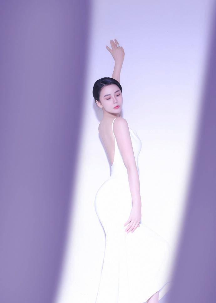 这是三月份分享的一组吴丹白裙照片.