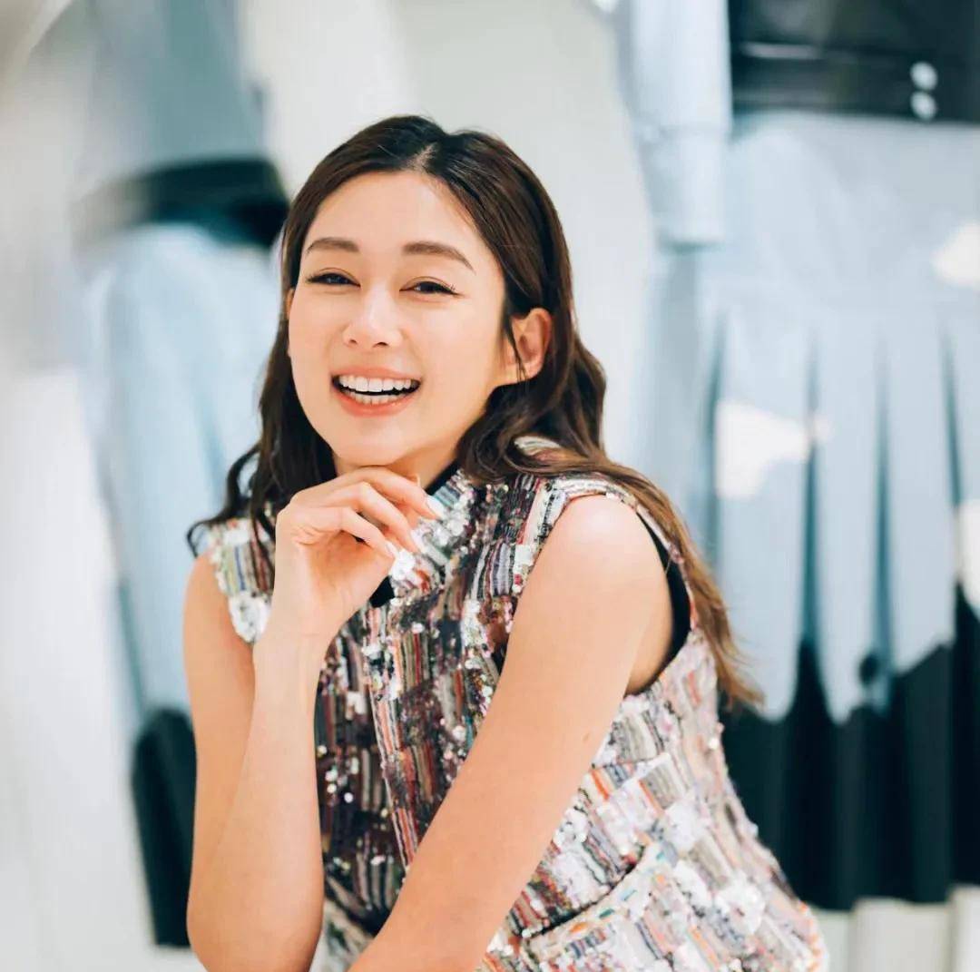 tvb甜美花旦,貌美学历佳,结婚多年甜蜜如初恋,一家四口很幸福_岑丽香