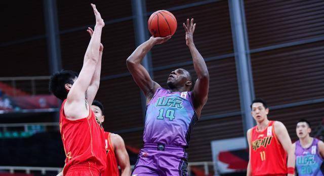 哈德森真老了,被对手外援彻底完爆,本赛季或是他cba最后一季!