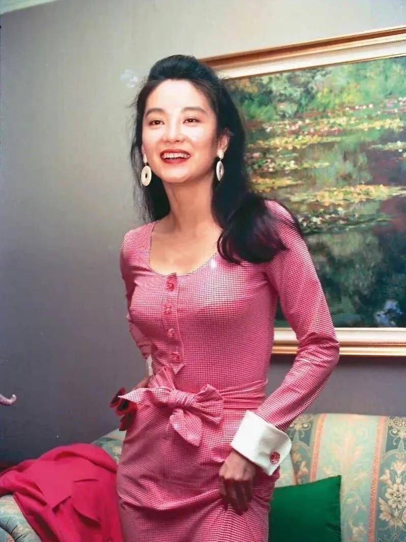 林青霞的身材太有女人味了,巨乳圆肩不说,腿又长又弯.