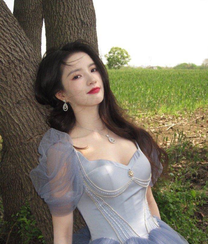 青春女星刘些宁晒蓝色抹胸长裙写真,清新脱俗,楚楚动人_照片_活动_程