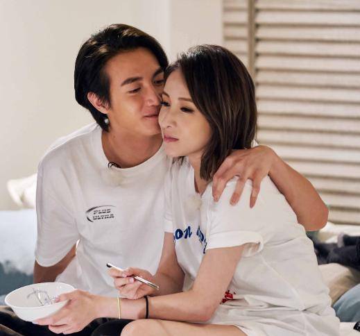 21年的时候两人还短暂的分手了一下,直到现在,萧亚轩彻底与小男友黄皓