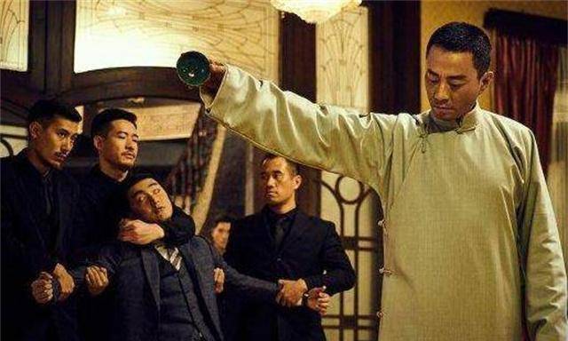 张涵予饰演的杜月笙平日里,无论多么忙碌,每天起床都细读一遍当天的