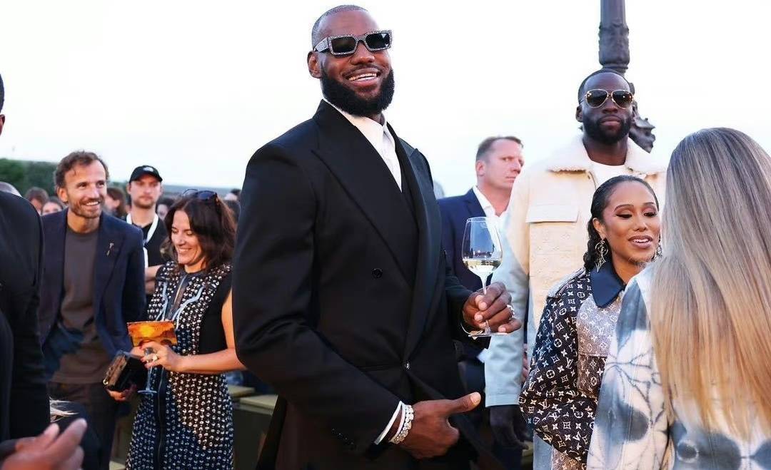 一起抽烟喝酒,一起旅行,丝毫不顾及库里的感受