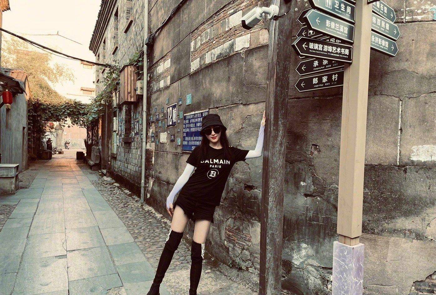 女星甘婷婷发布最新写真,一身黑西装展现美腿,展现迷人一面_电影_照片