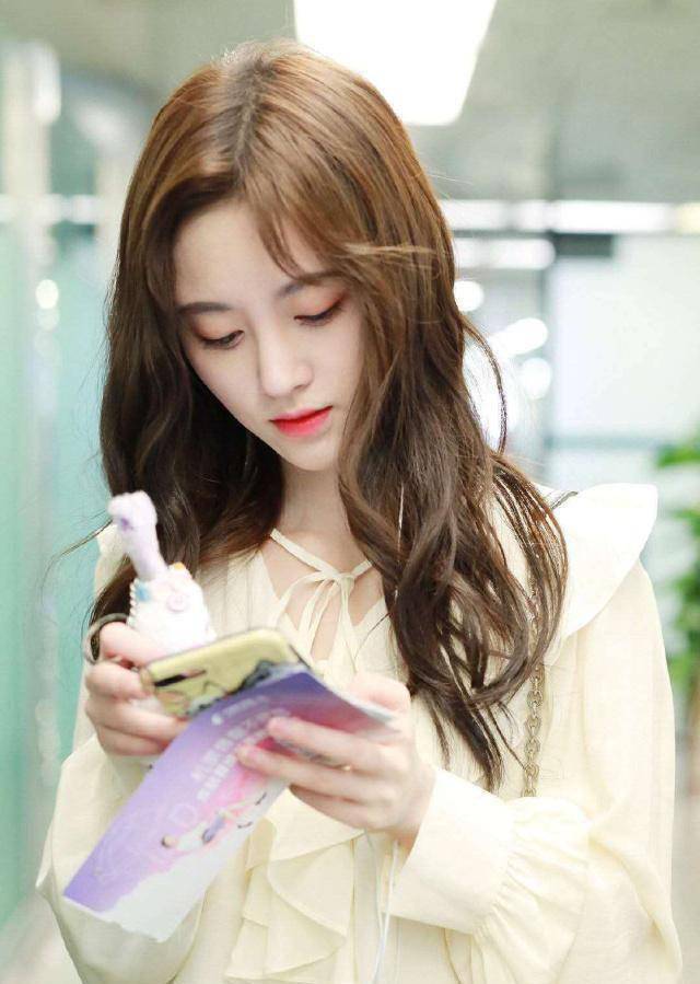 鞠婧祎现身机场化身鞠大头,身穿白莲花上衣,头身比例太不协调_颜色