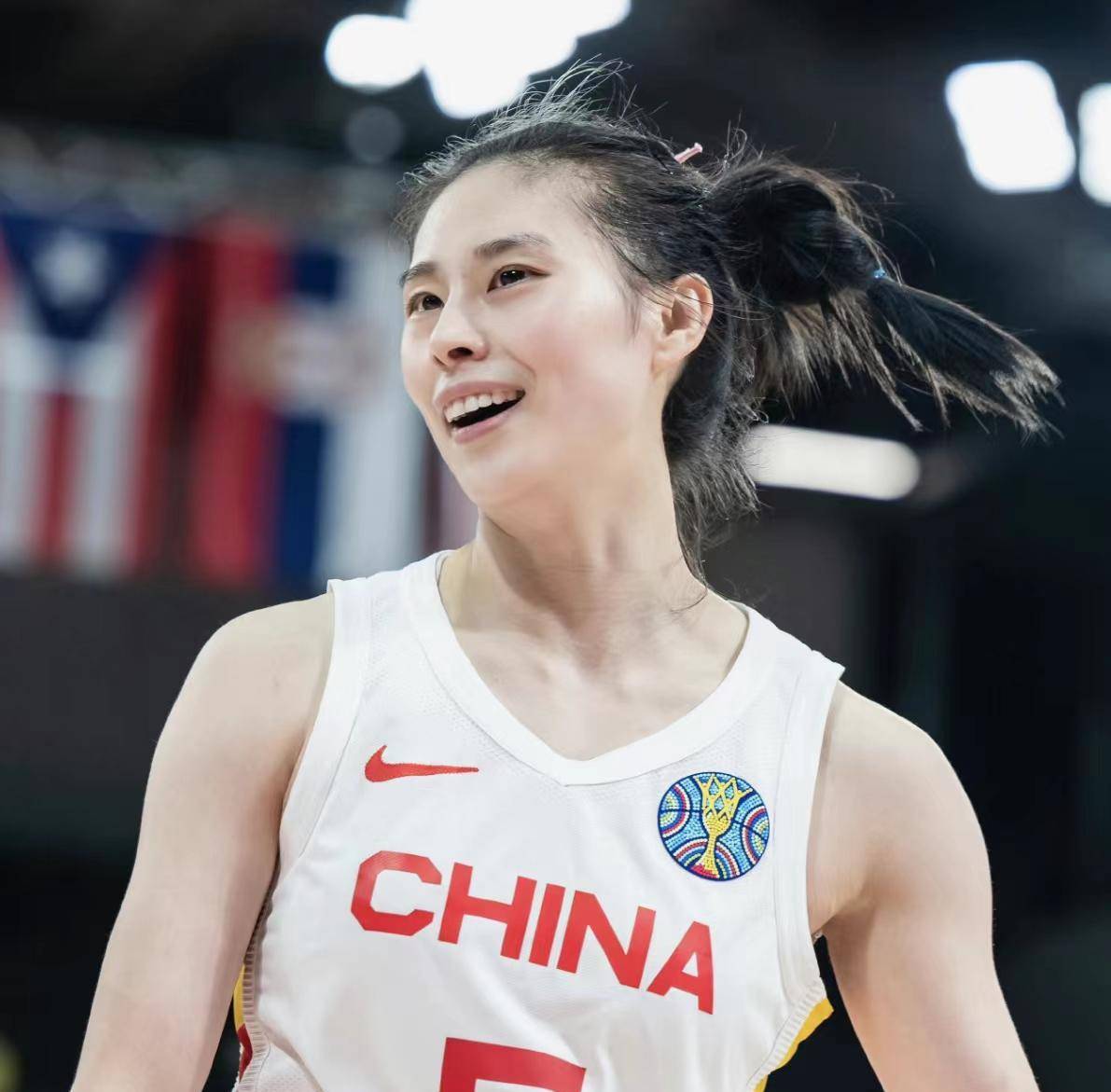 青岛姑娘王思雨漂亮又机灵?王思雨登顶亚洲杯台前幕后故事曝光?_比赛_