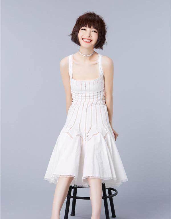 快50岁的鲁豫,还是小方脸的她就换了个发型,年轻像20几岁小姑娘_短发