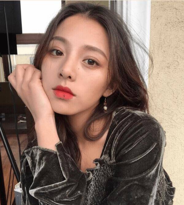 第二位网红b,晒出的日常自拍照是这样的,脸蛋很小