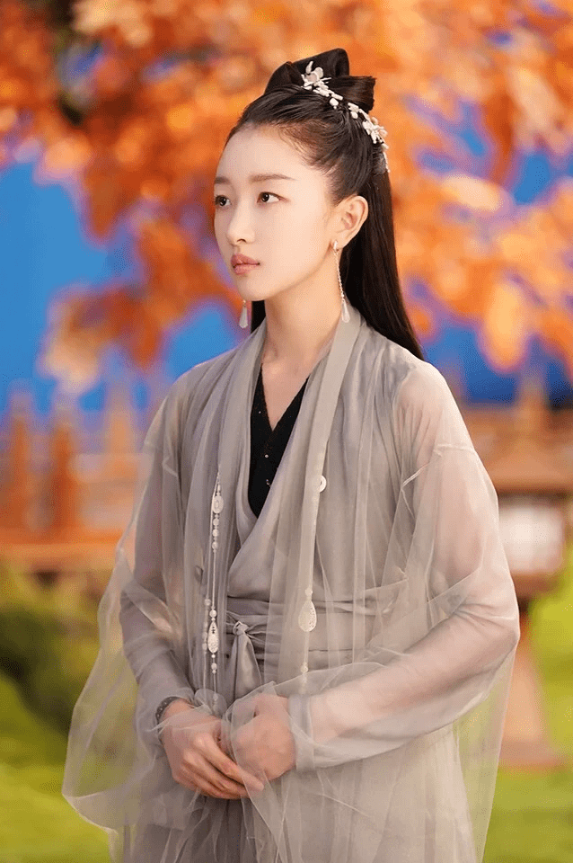 尤其《千古玦尘》原著小说中的女主角是个霸气高傲的绝世美人,身上