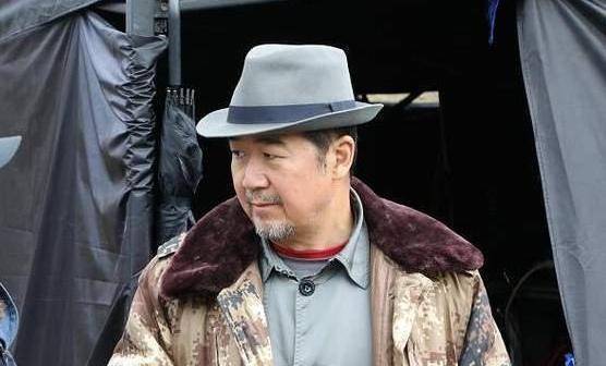 张国立剧组拍戏封路,影响行人正常通行,错的不全是剧组吧_事情_事件