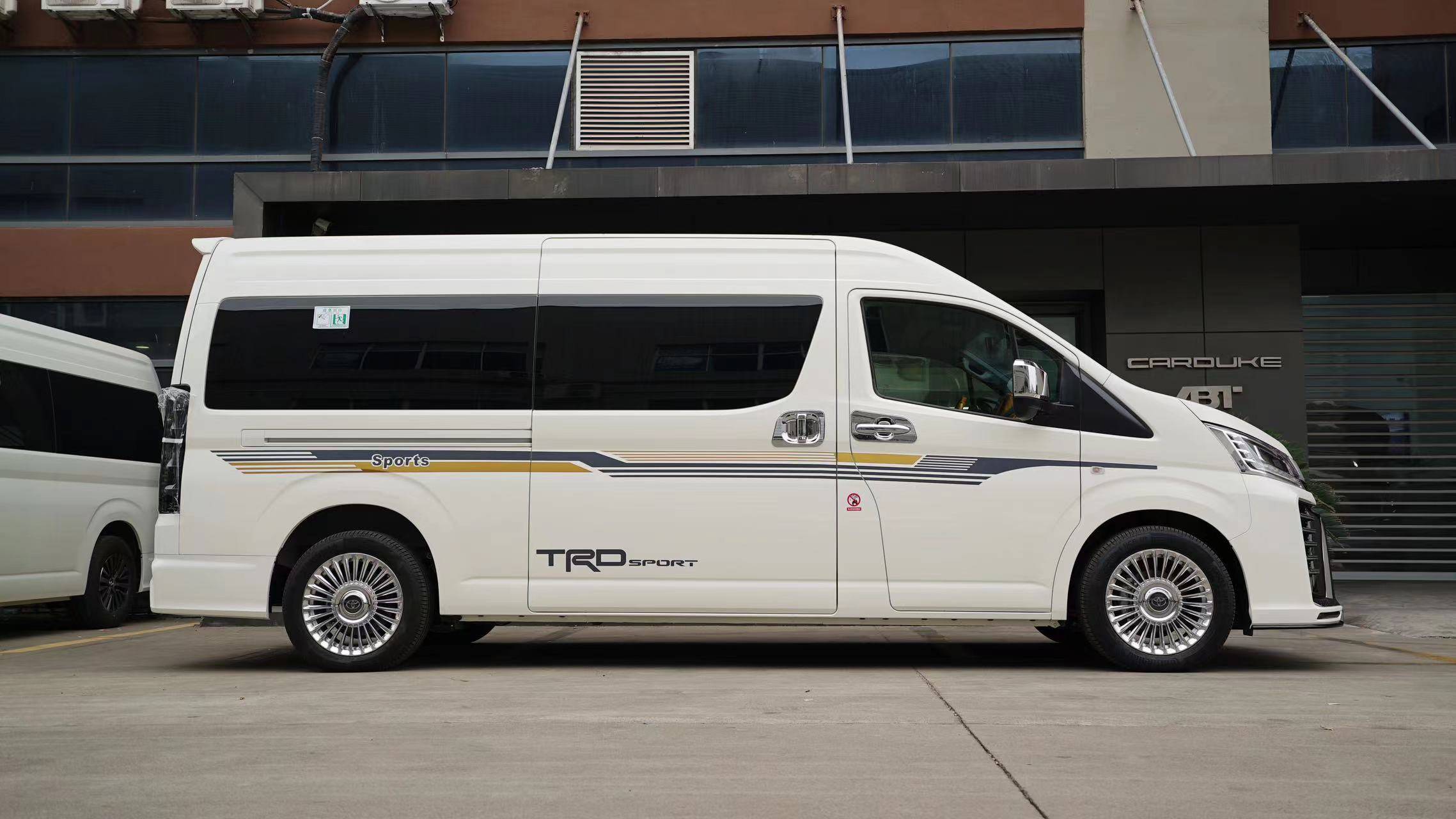 不用全隔断可以完成7 2进座进口丰田海狮hiace绿色内饰威尔法外观