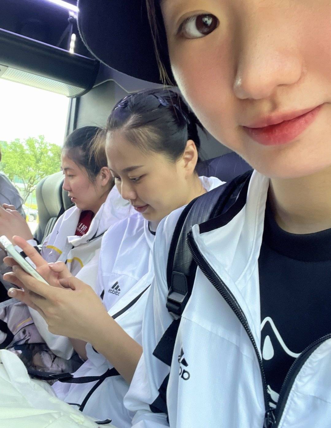 倪非凡美国晒照,与高意龚翔宇合体,成王梦洁合格接班人_比赛_球员