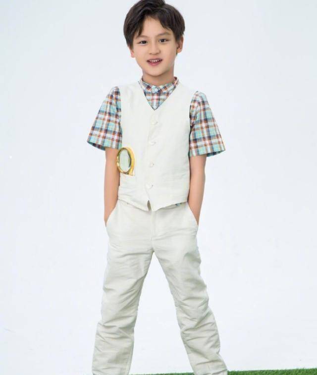 田亮给儿子庆生,8岁男孩笑起来帅气,混血的味道越来