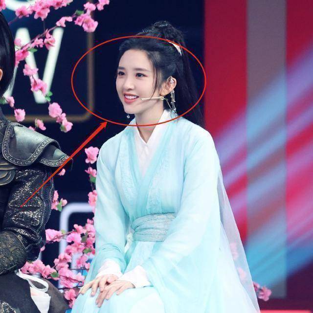 唐嫣再次扮演紫萱,依旧惊艳,看清楚唐艺昕的仙女造型,这小蛮腰太隐秘